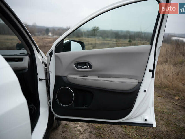 Белый Хонда ХРВ, объемом двигателя 1.8 л и пробегом 130 тыс. км за 15000 $, фото 23 на Automoto.ua