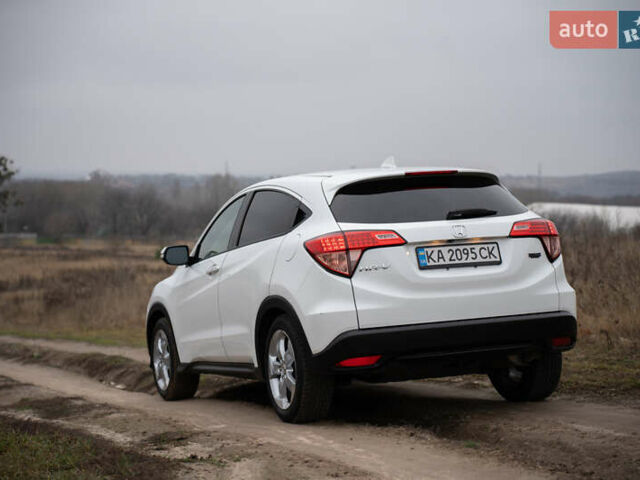 Белый Хонда ХРВ, объемом двигателя 1.8 л и пробегом 130 тыс. км за 15000 $, фото 3 на Automoto.ua