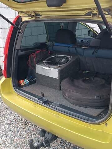 Желтый Хонда ХРВ, объемом двигателя 1.59 л и пробегом 323 тыс. км за 4600 $, фото 3 на Automoto.ua