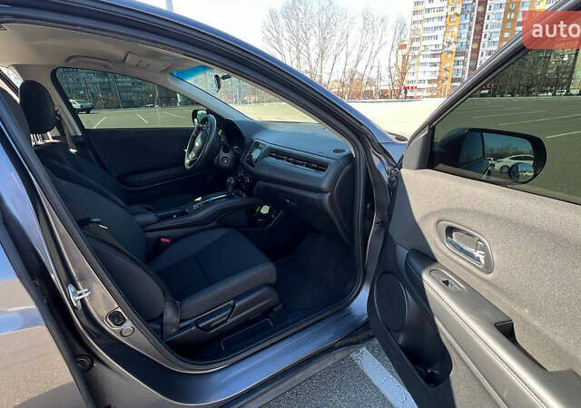 Серый Хонда ХРВ, объемом двигателя 1.8 л и пробегом 92 тыс. км за 15000 $, фото 5 на Automoto.ua