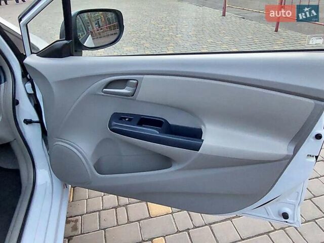 Білий Хонда Інсайт, об'ємом двигуна 1.33 л та пробігом 186 тис. км за 8777 $, фото 20 на Automoto.ua