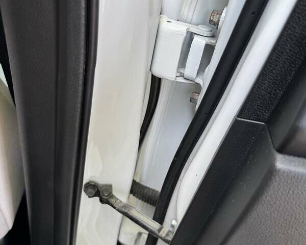 Білий Хонда Інсайт, об'ємом двигуна 1.5 л та пробігом 150 тис. км за 16000 $, фото 63 на Automoto.ua