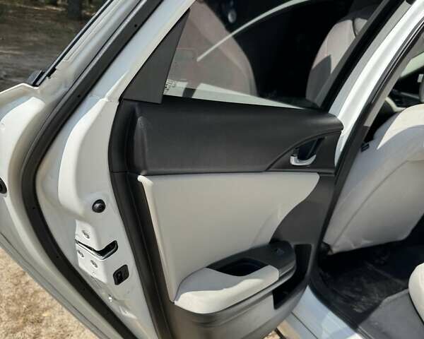 Білий Хонда Інсайт, об'ємом двигуна 1.5 л та пробігом 150 тис. км за 16000 $, фото 67 на Automoto.ua