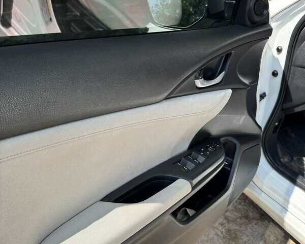 Білий Хонда Інсайт, об'ємом двигуна 1.5 л та пробігом 150 тис. км за 16000 $, фото 73 на Automoto.ua