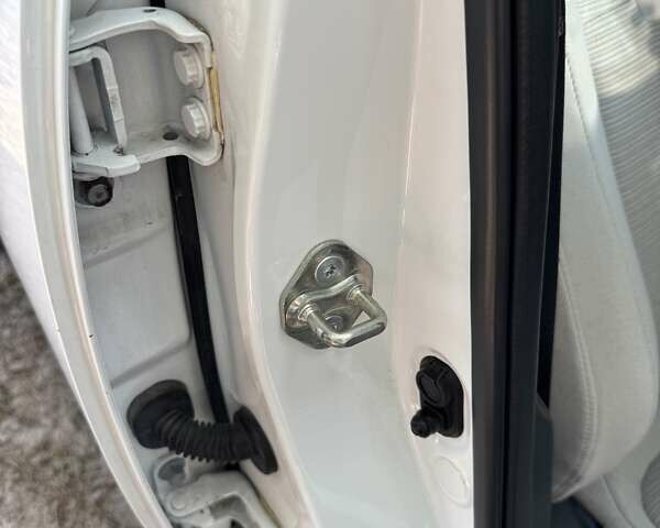 Білий Хонда Інсайт, об'ємом двигуна 1.5 л та пробігом 150 тис. км за 16000 $, фото 51 на Automoto.ua