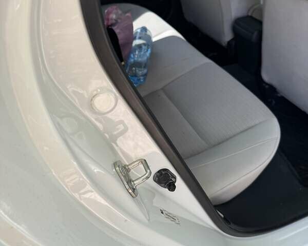 Білий Хонда Інсайт, об'ємом двигуна 1.5 л та пробігом 150 тис. км за 16000 $, фото 62 на Automoto.ua