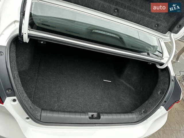 Белый Хонда Инсайт, объемом двигателя 1.5 л и пробегом 170 тыс. км за 17700 $, фото 4 на Automoto.ua