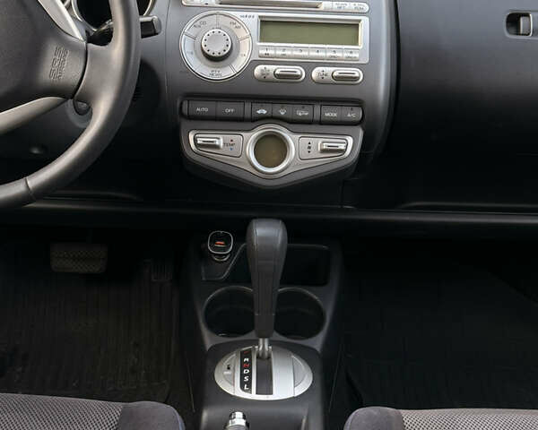 Серый Хонда Джаз, объемом двигателя 1.4 л и пробегом 173 тыс. км за 5000 $, фото 7 на Automoto.ua