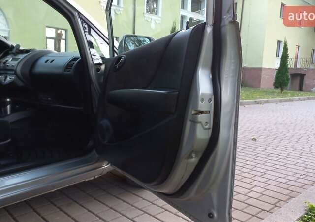 Сірий Хонда Джаз, об'ємом двигуна 1.34 л та пробігом 213 тис. км за 5000 $, фото 10 на Automoto.ua