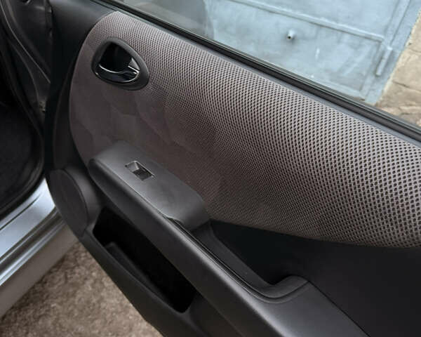 Серый Хонда Джаз, объемом двигателя 1.4 л и пробегом 173 тыс. км за 5000 $, фото 14 на Automoto.ua