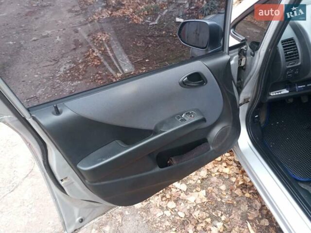 Сірий Хонда Джаз, об'ємом двигуна 1.3 л та пробігом 235 тис. км за 4800 $, фото 21 на Automoto.ua