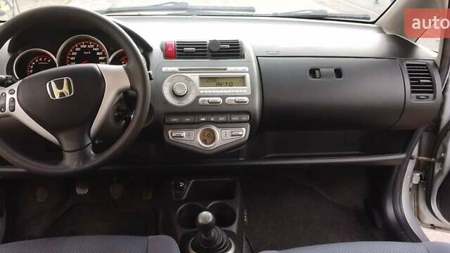 Серый Хонда Джаз, объемом двигателя 1.34 л и пробегом 218 тыс. км за 4500 $, фото 4 на Automoto.ua