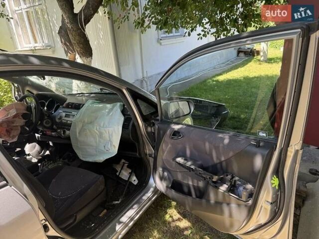 Хонда Джаз 2007 в Волочиске на Automoto.ua Серый Хонда Джаз, объемом двигателя 1.3 л и пробегом 273 тыс. км за 1500 $, фото 1 на Automoto.ua