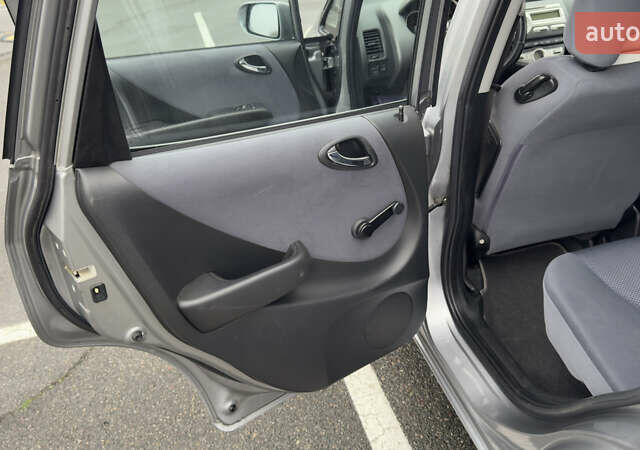 Серый Хонда Джаз, объемом двигателя 1.34 л и пробегом 205 тыс. км за 4500 $, фото 4 на Automoto.ua