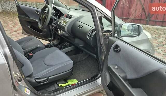 Серый Хонда Джаз, объемом двигателя 1.3 л и пробегом 150 тыс. км за 4400 $, фото 1 на Automoto.ua