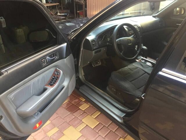 Черный Хонда Легенд, объемом двигателя 3.2 л и пробегом 283 тыс. км за 2700 $, фото 3 на Automoto.ua