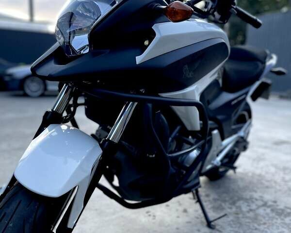 Хонда NC 700X 2013 в Одессе на Automoto.ua Белый Хонда NC 700X, объемом двигателя 0 л и пробегом 24 тыс. км за 6500 $, фото 4 на Automoto.ua