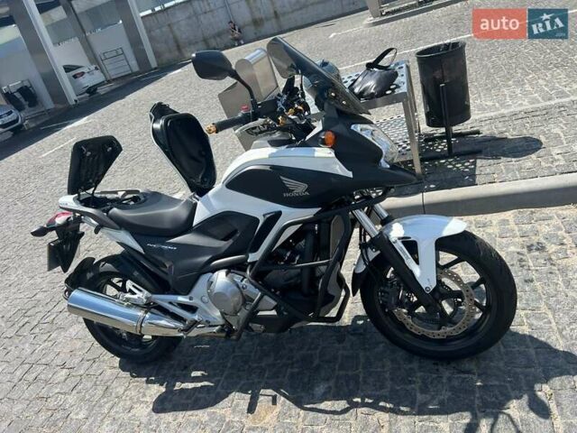 Хонда NC 700X 2014 в Киеве на Automoto.ua Белый Хонда NC 700X, объемом двигателя 0.67 л и пробегом 25 тыс. км за 6750 $, фото 7 на Automoto.ua