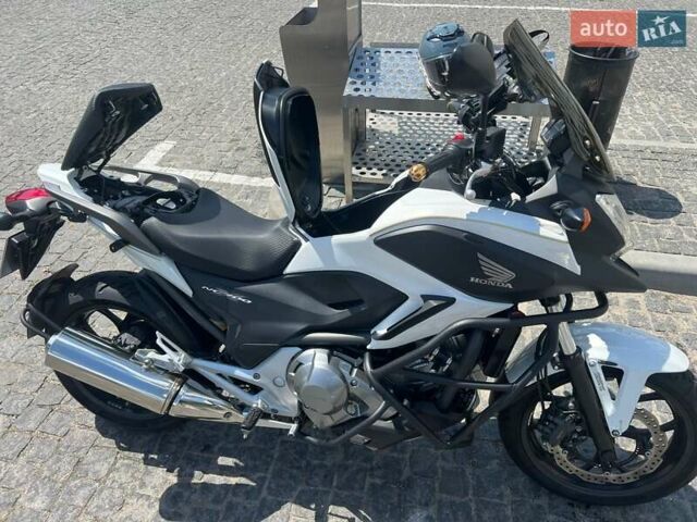 Хонда NC 700X 2014 в Киеве на Automoto.ua Белый Хонда NC 700X, объемом двигателя 0.67 л и пробегом 25 тыс. км за 6750 $, фото 5 на Automoto.ua