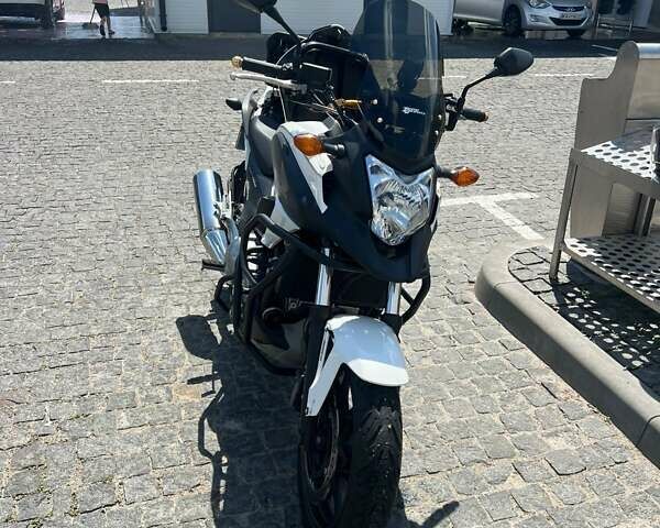 Хонда NC 700X 2014 в Киеве на Automoto.ua Белый Хонда NC 700X, объемом двигателя 0.67 л и пробегом 25 тыс. км за 6750 $, фото 6 на Automoto.ua