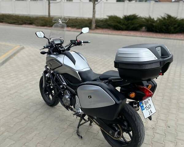 Сірий Хонда NC 700X, об'ємом двигуна 0.7 л та пробігом 35 тис. км за 7000 $, фото 2 на Automoto.ua