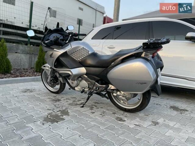 Серый Хонда NT 700V, объемом двигателя 0.68 л и пробегом 83 тыс. км за 5600 $, фото 4 на Automoto.ua