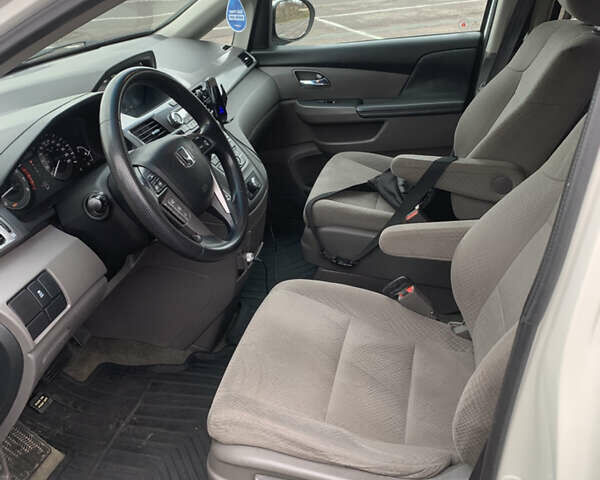 Белый Хонда Одиссей, объемом двигателя 3.47 л и пробегом 220 тыс. км за 14999 $, фото 9 на Automoto.ua