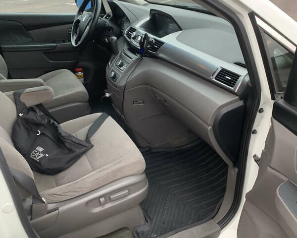 Белый Хонда Одиссей, объемом двигателя 3.47 л и пробегом 220 тыс. км за 14999 $, фото 14 на Automoto.ua