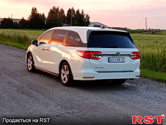 Белый Хонда Одиссей, объемом двигателя 3.5 л и пробегом 86 тыс. км за 24500 $, фото 3 на Automoto.ua