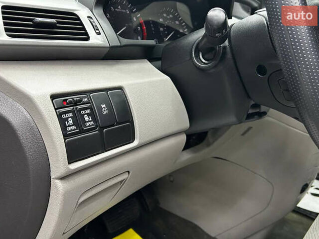 Черный Хонда Одиссей, объемом двигателя 3.47 л и пробегом 314 тыс. км за 12000 $, фото 14 на Automoto.ua