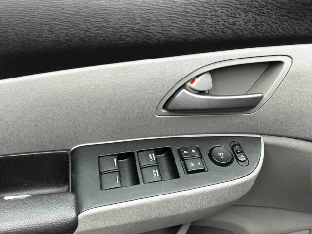 Черный Хонда Одиссей, объемом двигателя 3.5 л и пробегом 314 тыс. км за 12000 $, фото 13 на Automoto.ua