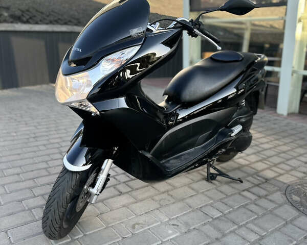 Черный Хонда PCX 125, объемом двигателя 0.13 л и пробегом 20 тыс. км за 2000 $, фото 1 на Automoto.ua