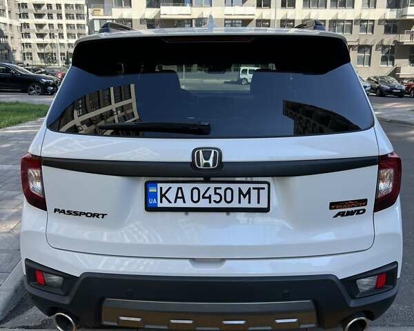 Белый Хонда Пасспорт, объемом двигателя 3.47 л и пробегом 46 тыс. км за 27000 $, фото 9 на Automoto.ua