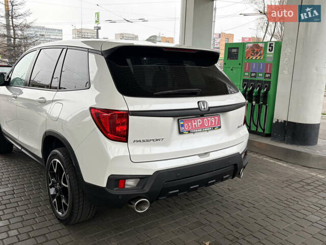 Белый Хонда Пасспорт, объемом двигателя 3.47 л и пробегом 50 тыс. км за 28000 $, фото 3 на Automoto.ua