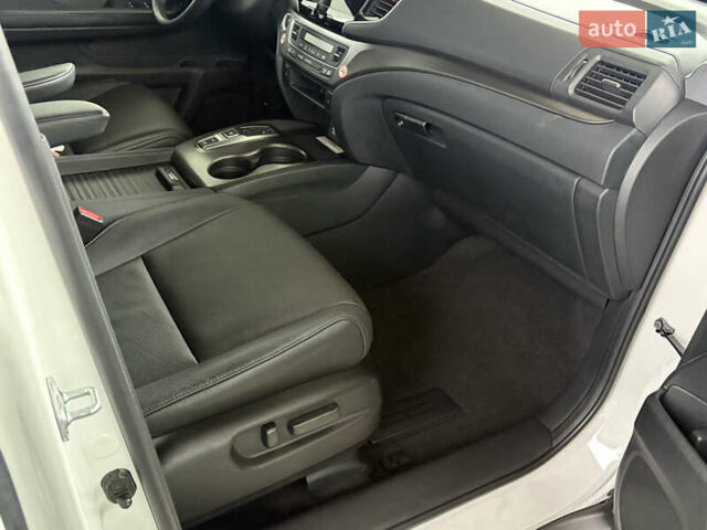 Белый Хонда Пасспорт, объемом двигателя 3.47 л и пробегом 50 тыс. км за 28000 $, фото 6 на Automoto.ua