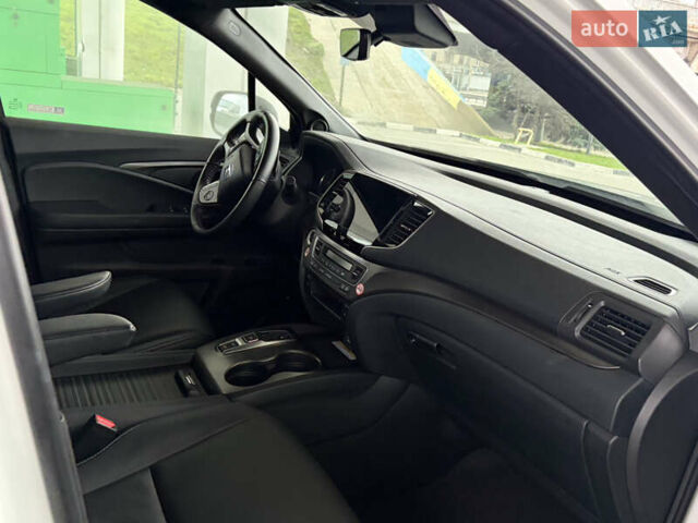 Белый Хонда Пасспорт, объемом двигателя 3.47 л и пробегом 50 тыс. км за 28000 $, фото 5 на Automoto.ua