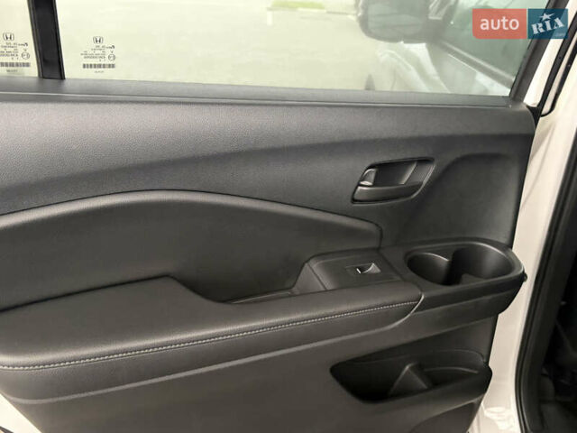 Белый Хонда Пасспорт, объемом двигателя 3.47 л и пробегом 50 тыс. км за 28000 $, фото 22 на Automoto.ua