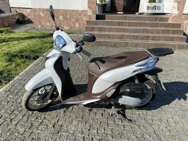 Белый Хонда SH 125, объемом двигателя 0.12 л и пробегом 17 тыс. км за 2100 $, фото 1 на Automoto.ua