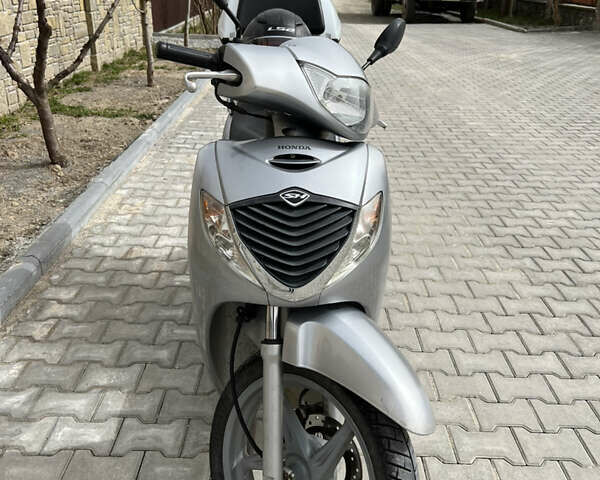 Серый Хонда SH 125, объемом двигателя 0.13 л и пробегом 22 тыс. км за 1500 $, фото 1 на Automoto.ua