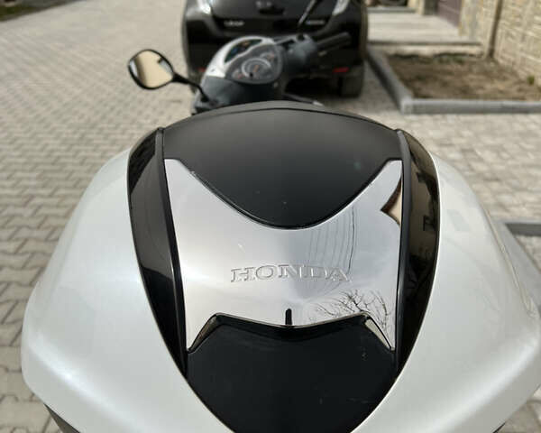 Серый Хонда SH 125, объемом двигателя 0.13 л и пробегом 22 тыс. км за 1500 $, фото 5 на Automoto.ua