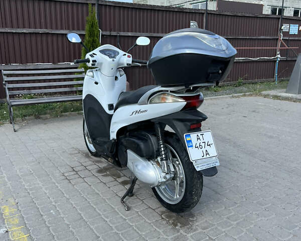 Белый Хонда SH 300i, объемом двигателя 0.28 л и пробегом 48 тыс. км за 2950 $, фото 5 на Automoto.ua