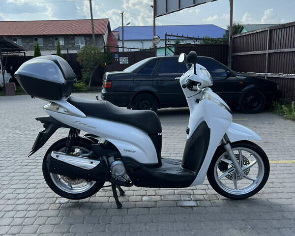 Белый Хонда SH 300i, объемом двигателя 0.28 л и пробегом 48 тыс. км за 2950 $, фото 2 на Automoto.ua
