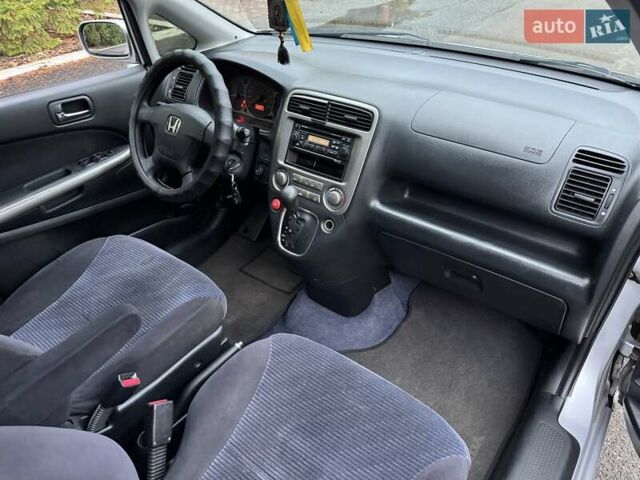 Сірий Хонда Стрім, об'ємом двигуна 2 л та пробігом 259 тис. км за 5500 $, фото 32 на Automoto.ua