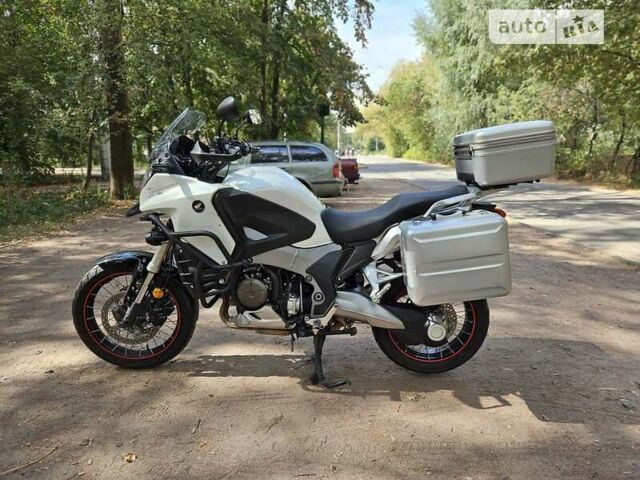 Белый Хонда VFR 1200X Crosstourer, объемом двигателя 1.2 л и пробегом 50 тыс. км за 10500 $, фото 7 на Automoto.ua