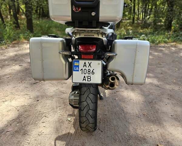 Белый Хонда VFR 1200X Crosstourer, объемом двигателя 1.2 л и пробегом 50 тыс. км за 10500 $, фото 6 на Automoto.ua