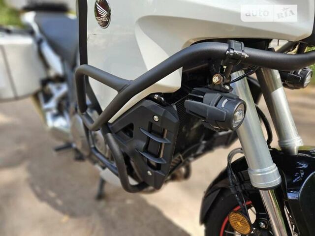 Белый Хонда VFR 1200X Crosstourer, объемом двигателя 1.2 л и пробегом 50 тыс. км за 10500 $, фото 10 на Automoto.ua