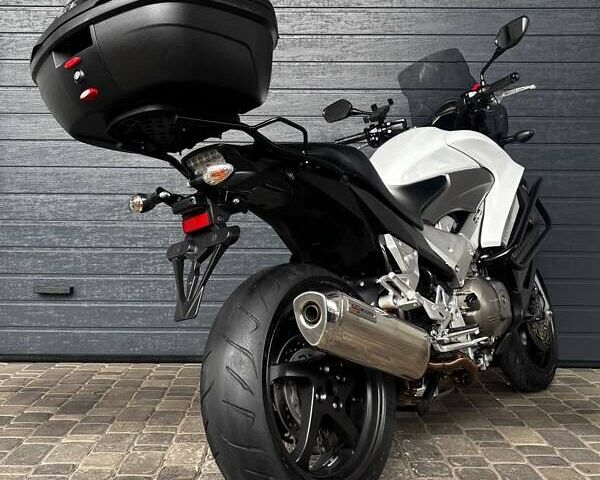 Хонда VFR 800X Crossrunner 2013 у Белой Церкве на Automoto.ua Білий Хонда VFR 800X Crossrunner, об'ємом двигуна 0.78 л та пробігом 26 тис. км за 8200 $, фото 4 на Automoto.ua