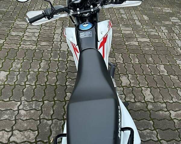 Белый Хонда XR 150L, объемом двигателя 0.15 л и пробегом 1 тыс. км за 2100 $, фото 11 на Automoto.ua