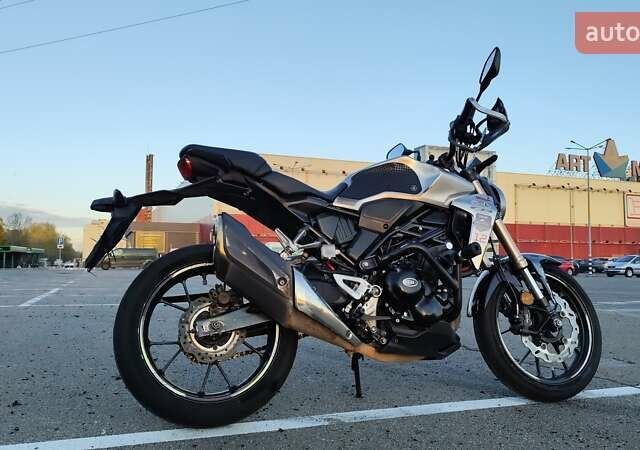 Серый Хонда CB 300R, объемом двигателя 0.29 л и пробегом 41 тыс. км за 5000 $, фото 3 на Automoto.ua