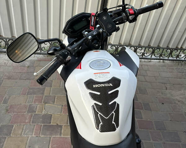 Белый Хонда CB 400F, объемом двигателя 0.4 л и пробегом 22 тыс. км за 4900 $, фото 3 на Automoto.ua